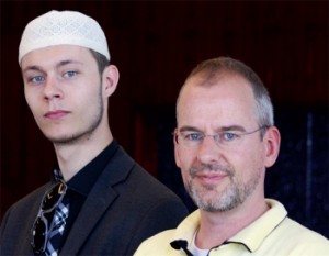 Hijo de ex político islamófobo holandés se convierte al Islam