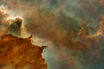 La necesidad de la existencia de Dios en cuatro razonamientos lógicos