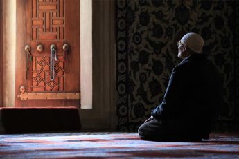 La ‘Ibāda -adoración- proporciona el fundamento de la moralidad